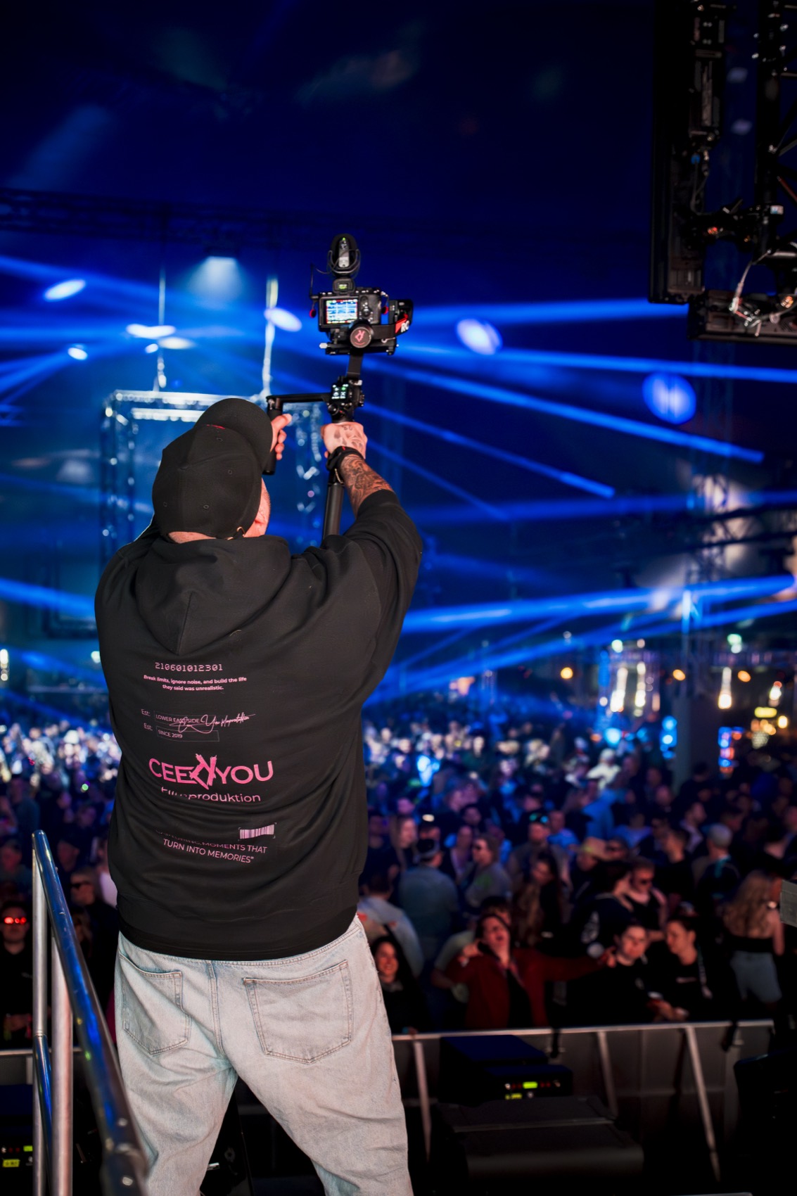 CeeYou, Sandro beim Filmen einer Crowd